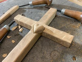 „Kříž, který nese ♥️ . Láska vyřezaná do dřeva – připomínka oběti, víry a naděje.“ #odlobo #vira #nadeje #laska